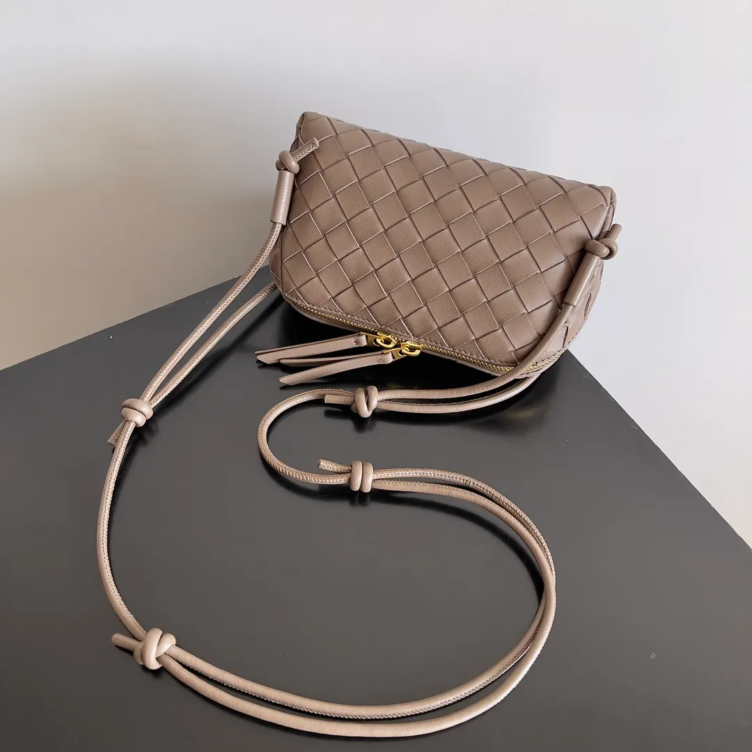 Batch 1260 BV new mini bag ceiling Bottegaveneta new Concert Pouch bag is small and has a large capacity. It can hold a Pro max mobile phone. The shoulder strap is adjustable for cross-body carry. It is very cost-effective when carried on one shoulder. The latest small bag in autumn has a lot of capacity. It can hold 4 short clips. I also tried it and it can hold one of my fists. It is cute, the capacity is touching and the length of the shoulder strap is adjustable for daily commuting. Full score 10 #bv woven bag Style number: 794258 Size: 18.5*11.5*8.5cm
